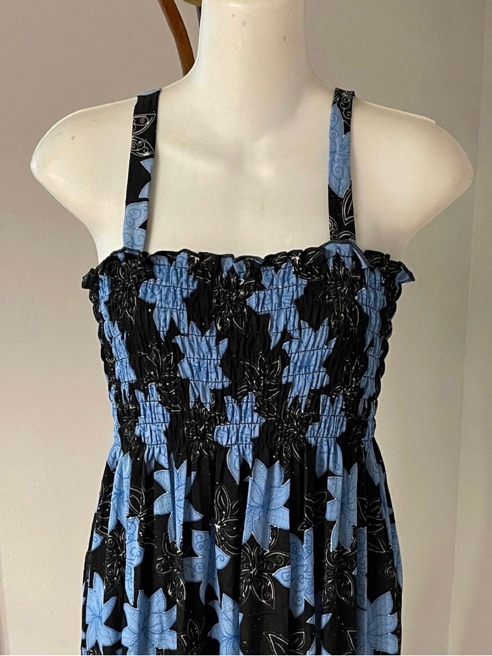 New Women’s mini floral dress size XL
Size 14-16 fit
Stretchy sparkly dress - Picture 4 of 8